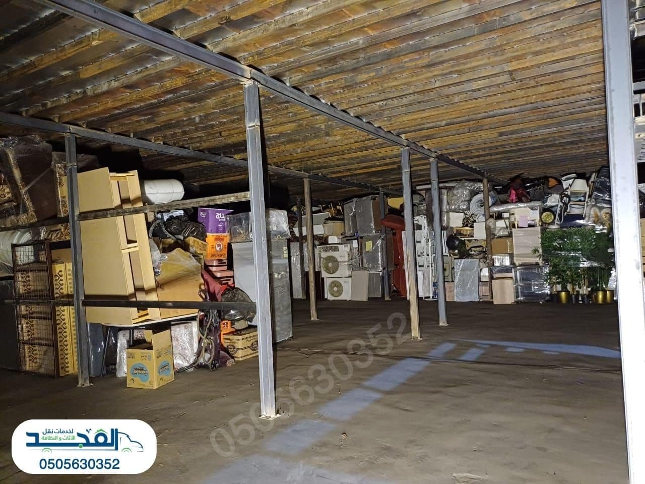 فريق نقل وتغليف أثاث داخل المستودع